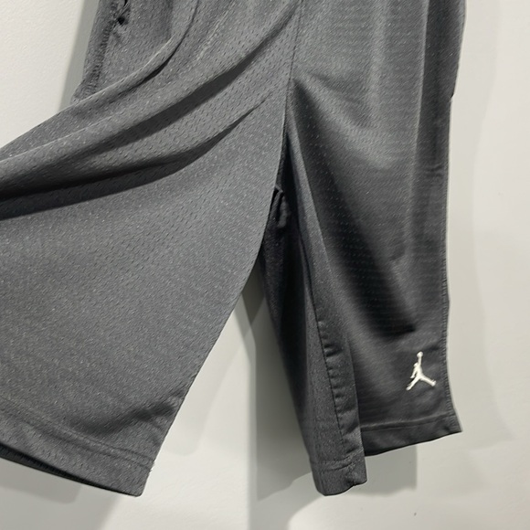 Boy’s size large Air Jordan basketball shorts 11” inseam gray - Picture 4 of 8